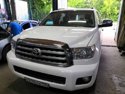 Установка заднего стекла Toyota Sequoia 2008-