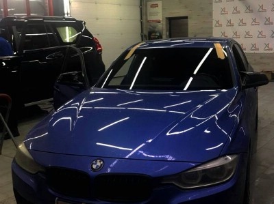 Установка лобового стекла BMW