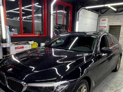Установка лобового стекла BMW 5 2020-