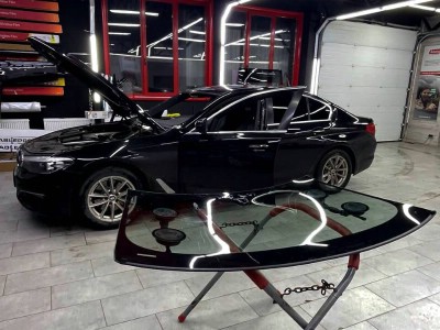 Установка лобового стекла BMW 5 2020-