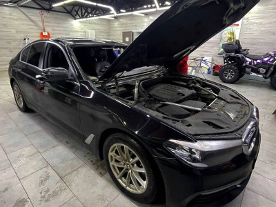 Установка лобового стекла BMW 5 2020-