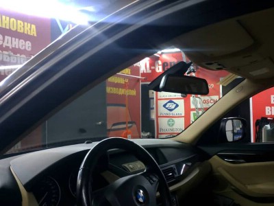 Установка лобового стекла BMW X1 E84 2009-2015