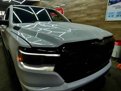 Установка лобового стекла Dodge Ram 2018-