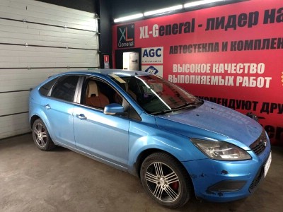 Установка лобового стекла Ford Focus II -