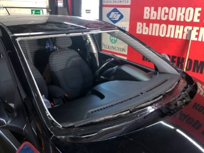 Установка лобового стекла Hyundai Solaris 2010-