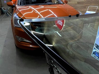Установка лобового стекла Hyundai Solaris I 2010-2017