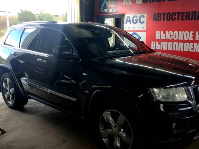 Установка лобового стекла Jeep Grand Cherokee -