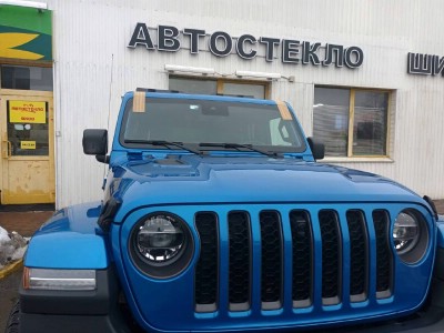 Установка лобового стекла Jeep Wrangler 2018-