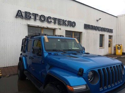 Ремонт скола лобового стекла Jeep Wrangler 2018-