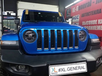 Установка лобового стекла Jeep Wrangler 2018-