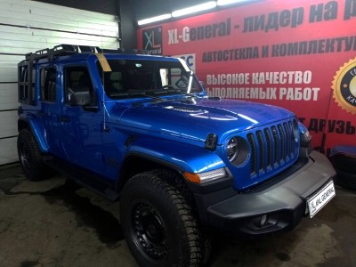 Установка лобового стекла Jeep Wrangler 2018-