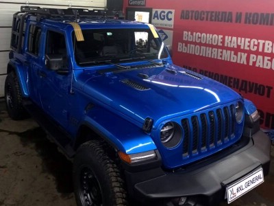 Установка лобового стекла Jeep Wrangler 2018-