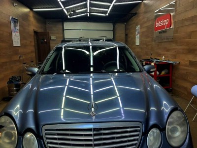 Установка лобового стекла Mercedes-Benz W211 2002-2009