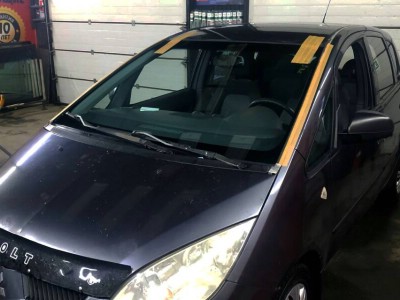 Установка лобового стекла Mitsubishi Colt 2002-2011