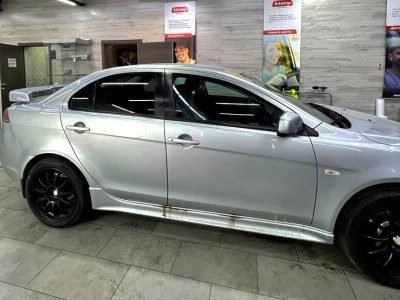 Установка лобового стекла Mitsubishi Lancer X -