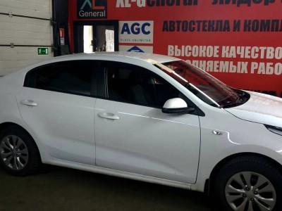 Установка лобового стекла Kia Rio 2017-