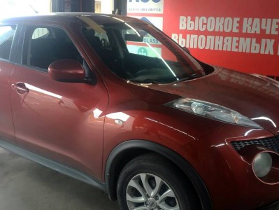 Установка лобового стекла Nissan Juke 2011-2020