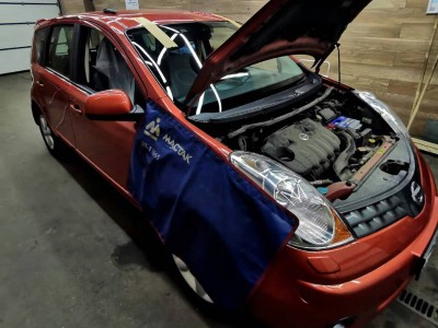 Установка лобового стекла Nissan Note 2005-