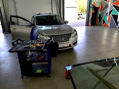 Установка лобового стекла Nissan Sentra 2013-2017