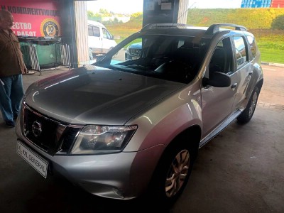 Установка лобового стекла Nissan Terrano 2014-