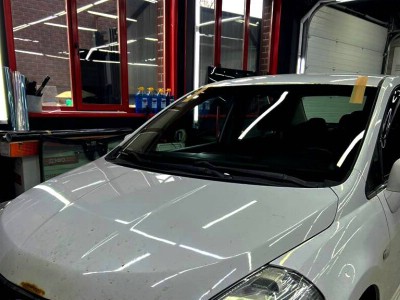 Установка лобового стекла Nissan Tiida -