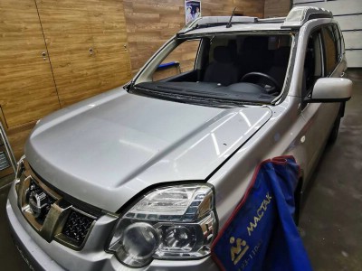 Установка лобового стекла Nissan X-trail T31 2007-2013