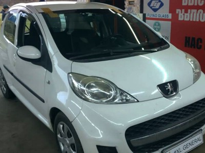 Установка лобового стекла Peugeot 107 2005-2014