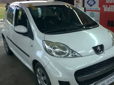 Установка лобового стекла Peugeot 107 2005-2014