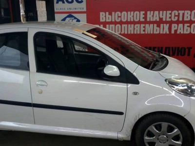 Установка лобового стекла Peugeot 107 2005-2014