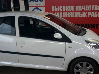 Установка лобового стекла Peugeot 107 2005-2014