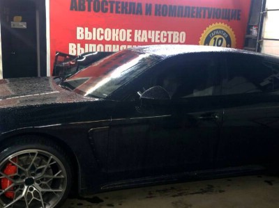 Установка лобового стекла Porsche Panamera 2009-2016