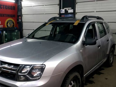 Установка лобового стекла Renault Duster -