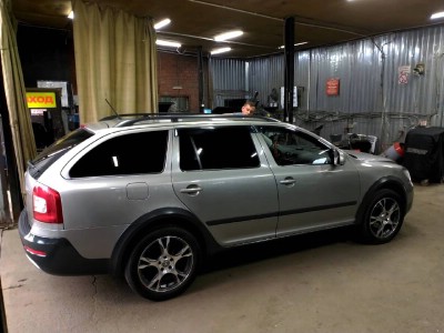 Установка лобового стекла Skoda Octavia A5 Scout -