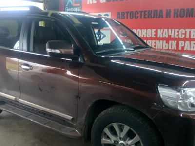 Установка лобового стекла Toyota Landcruiser (J200) -