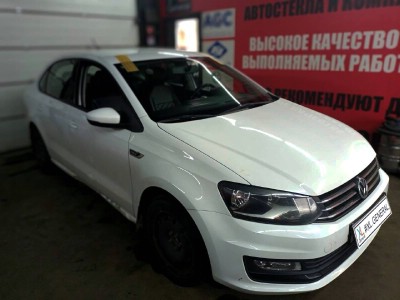 Установка лобового стекла Volkswagen Polo -