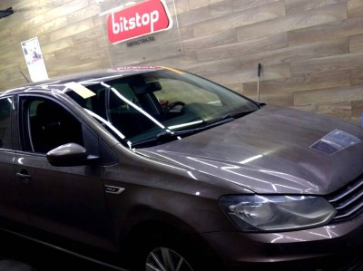 Установка лобового стекла Volkswagen Polo 2009-