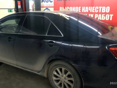 Установка заднего стекла Toyota Camry -