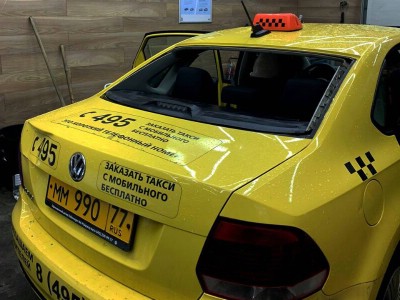 Установка заднего стекла Volkswagen Polo 2010-